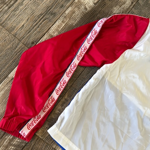 Coca-Cola Women or men
Windbreaker Jacket Size 2XL
Lightweight Pullover hood - Picture 7 of 15